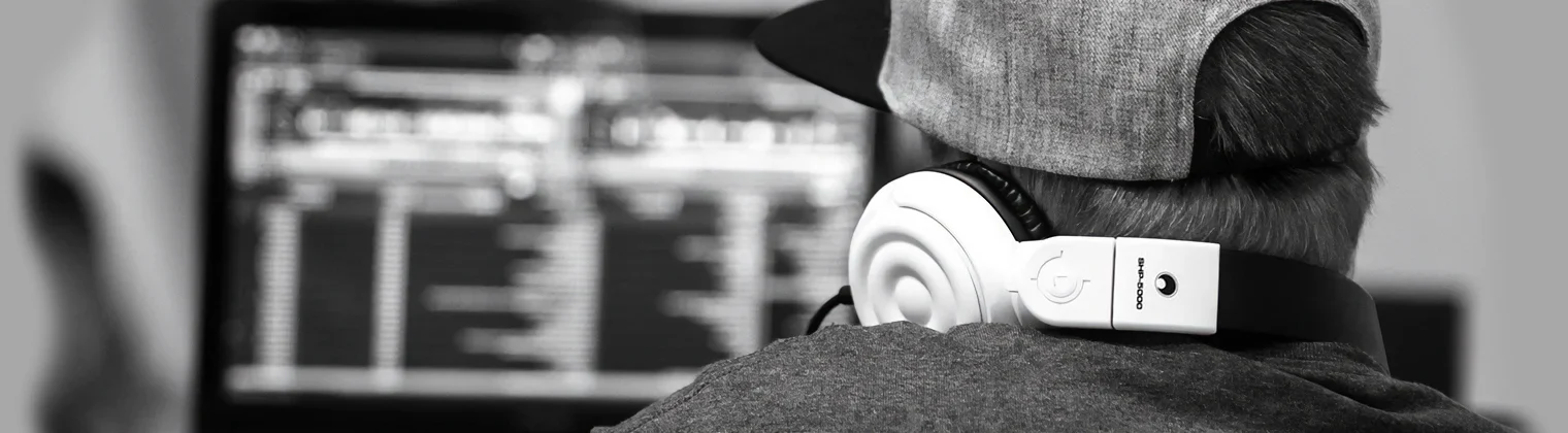 Hände greifen ineinander