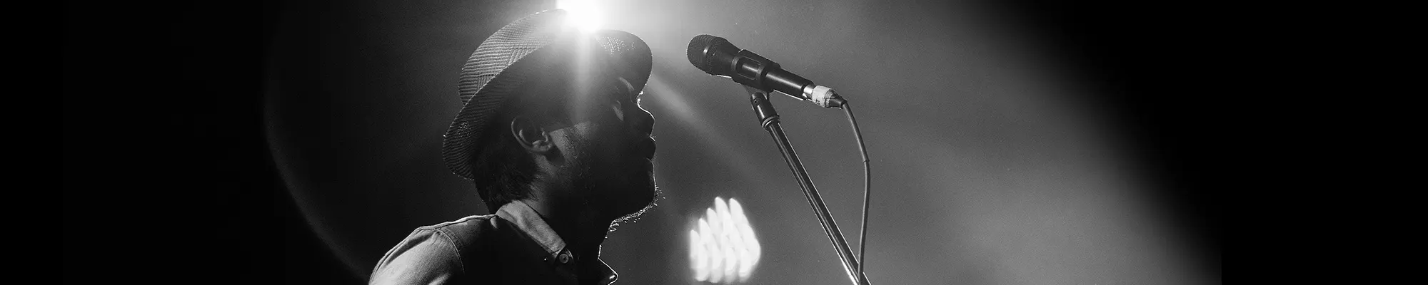 Hände greifen ineinander